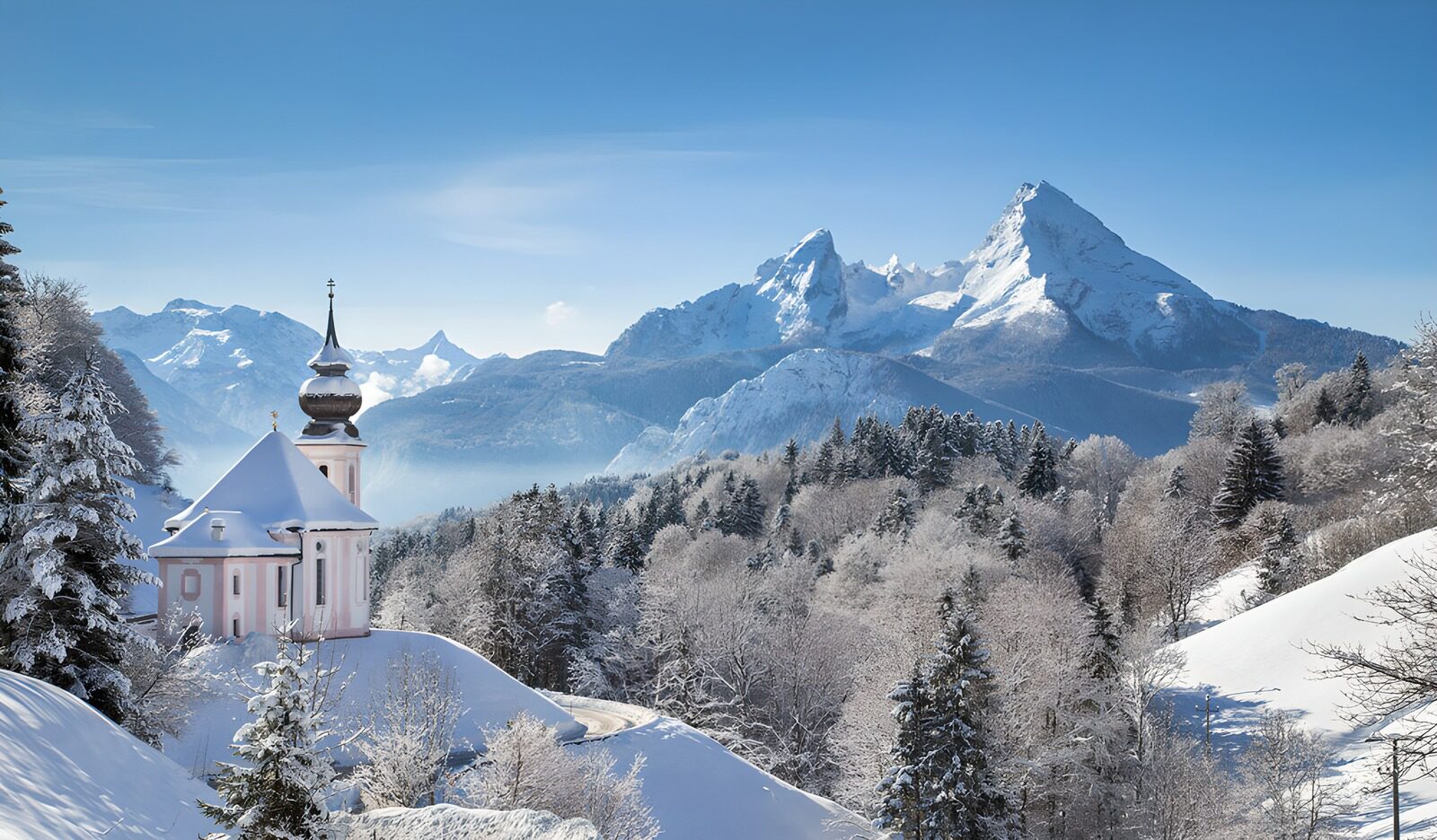 TP37509: Sneeuwbedekte berglandschap met kerk