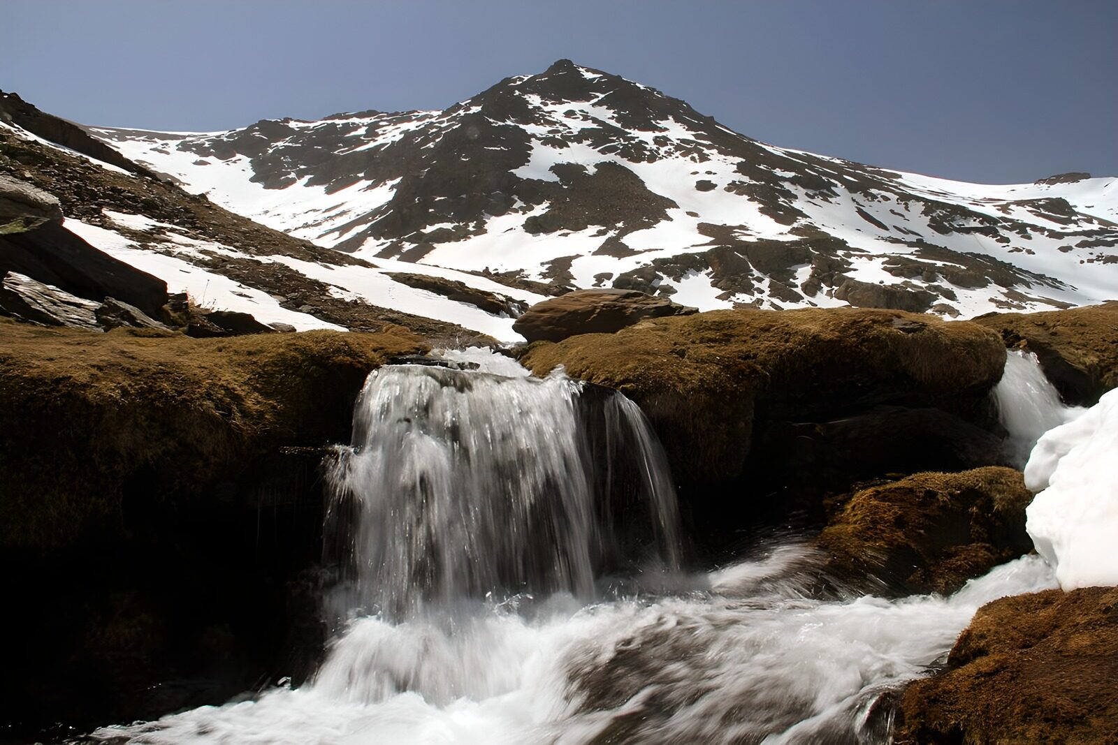 TP64338: Waterval in bergachtig landschap