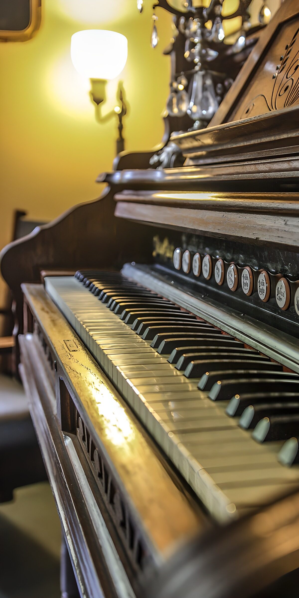 TP48559: Vintage Piano in Sfeervolle Kamer