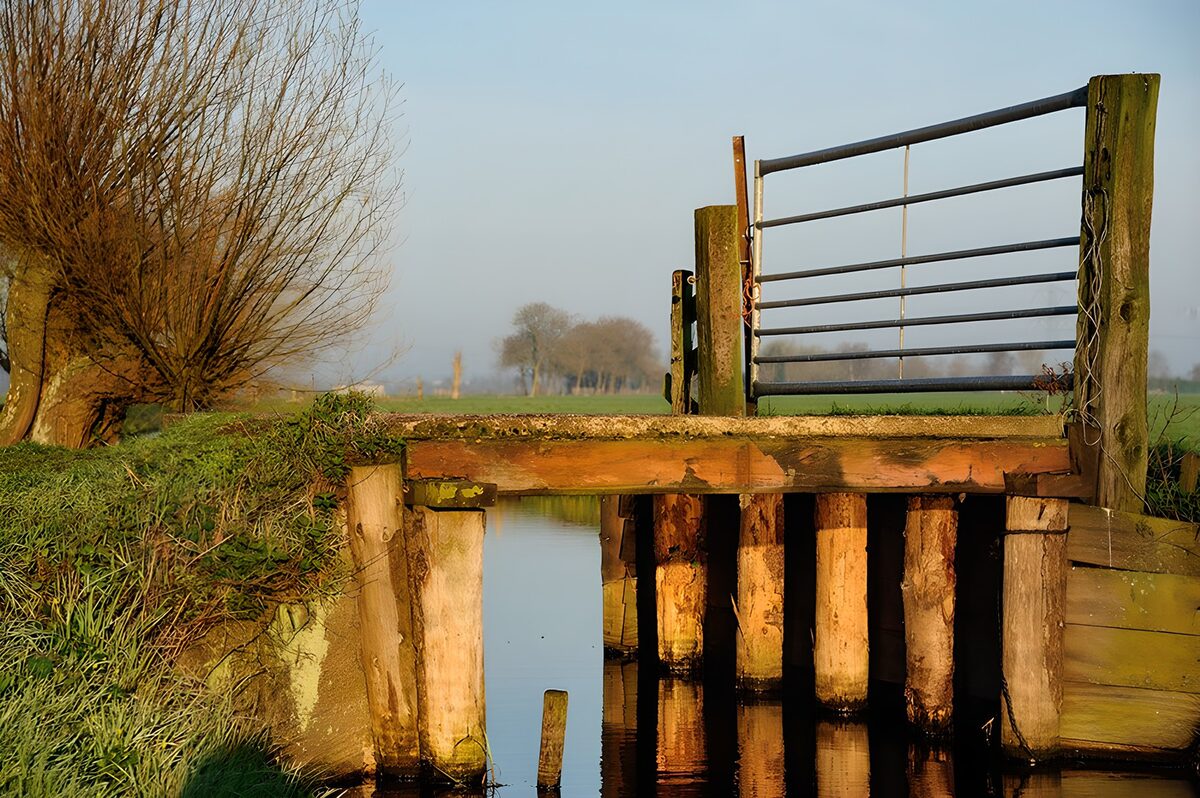 Oude brug over de sloot
