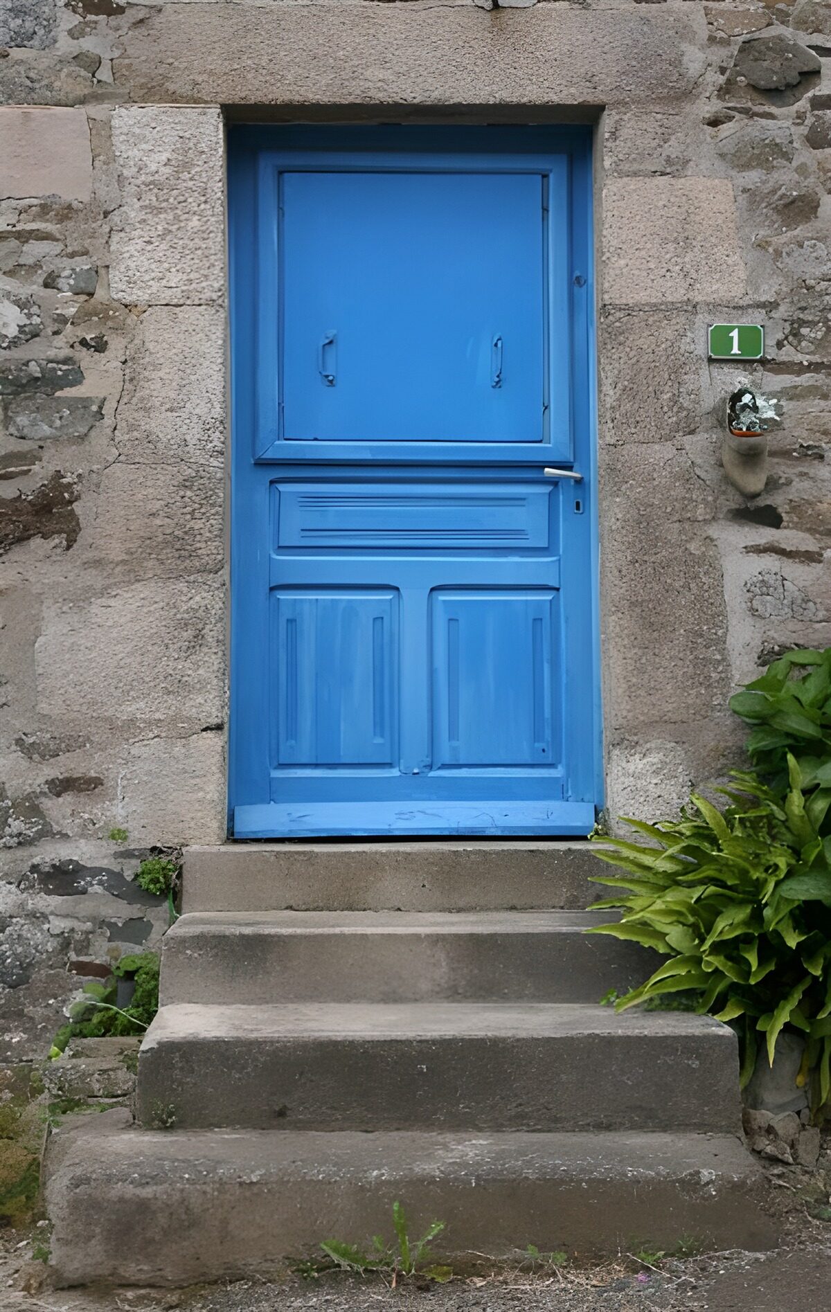 TP32790: Blauwe deur van huis met trap