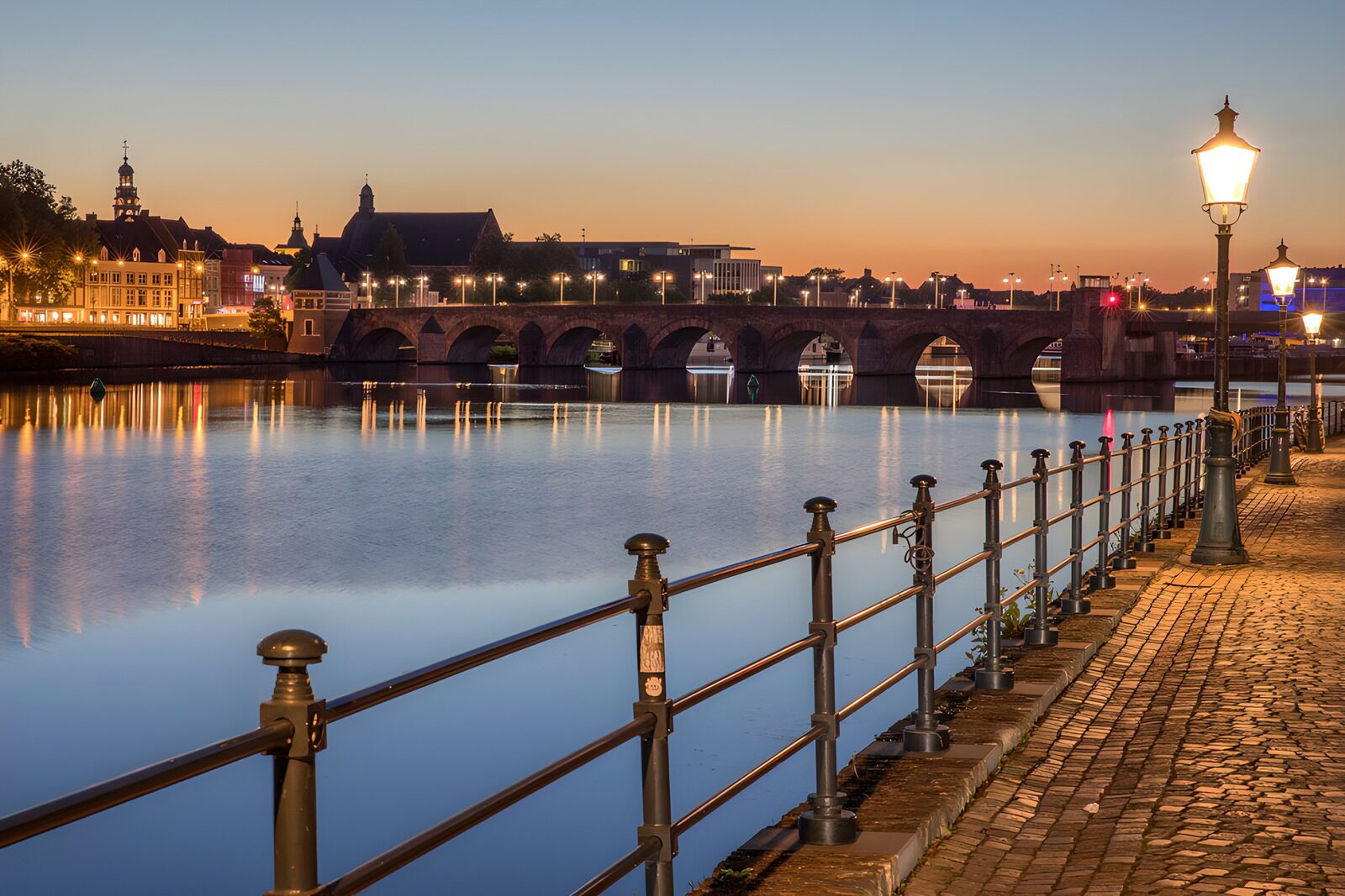 TP82566: Avondzicht op de Maas met Brug
