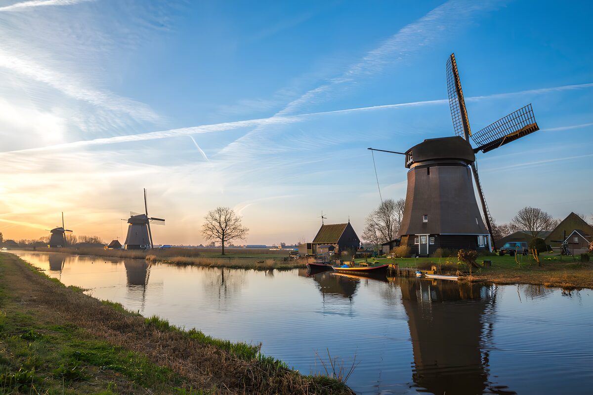 TP23108: Molens bij zonsondergang