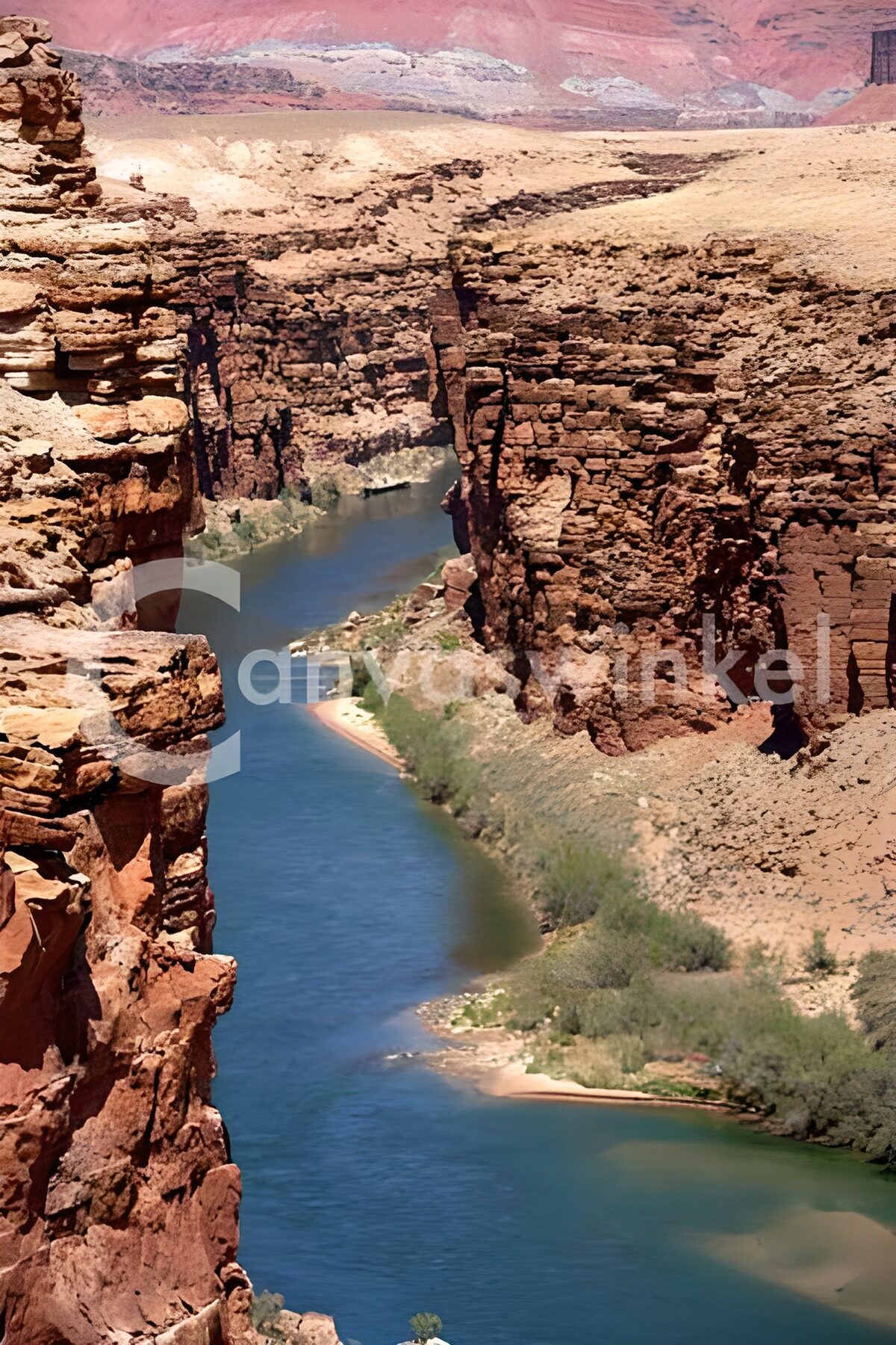 Zicht binnen in klif van canyon met rivier