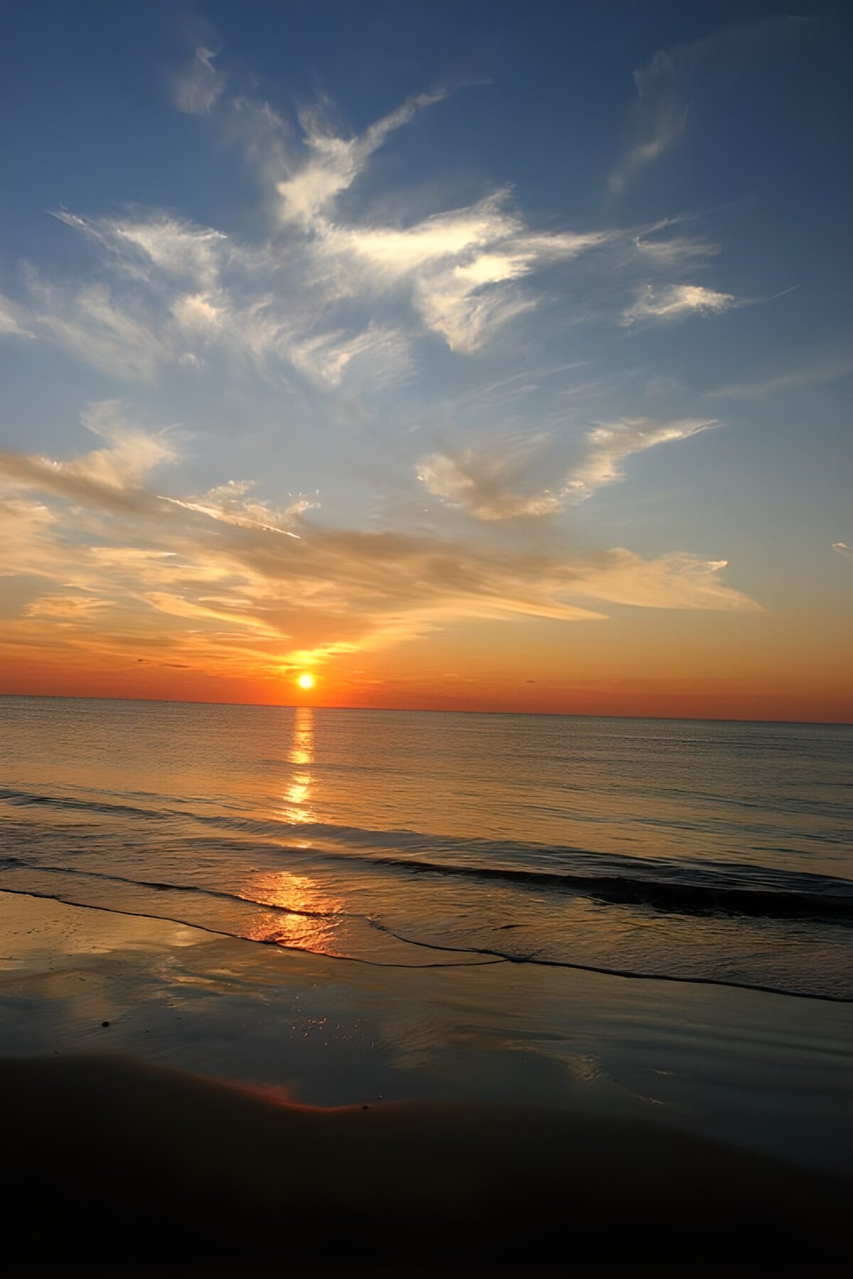 Adembenemende zonsondergang boven de zee