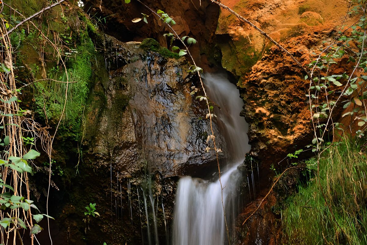 Rustige waterval in de natuur