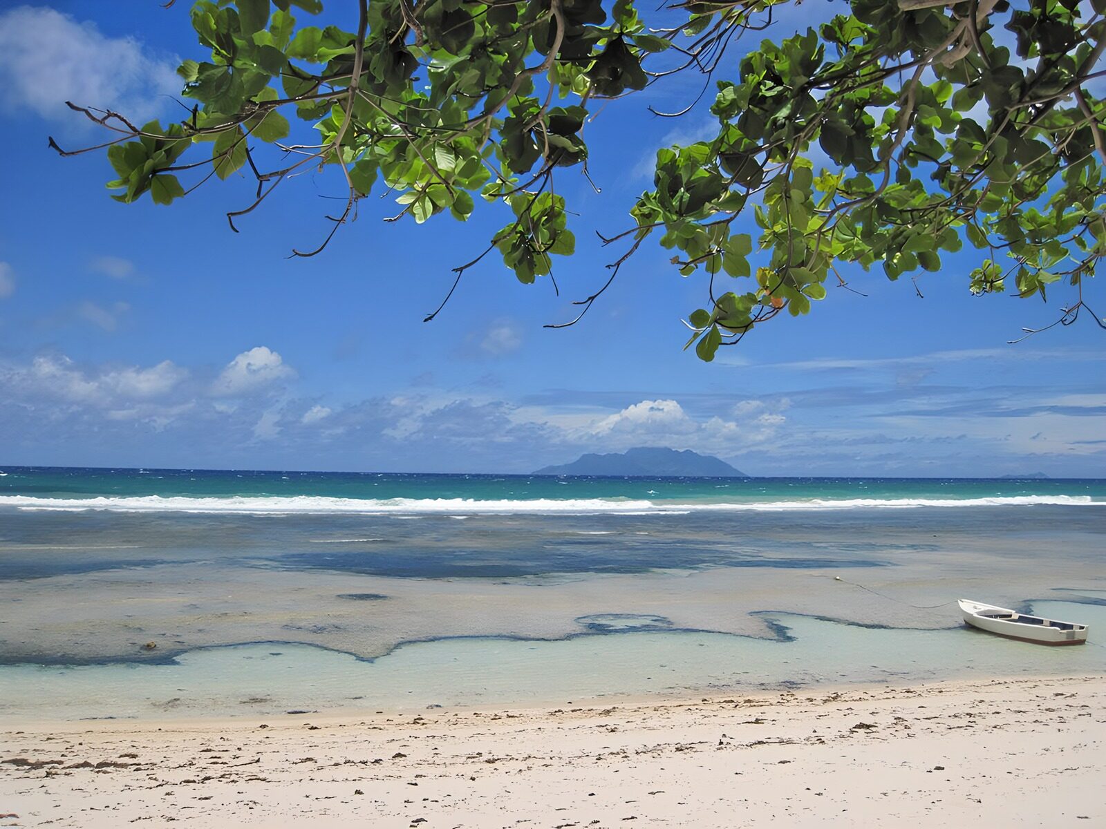 TP59910: Ontspannen strand met azuurblauw water