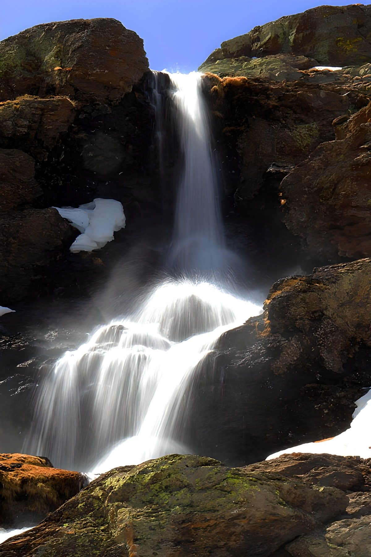 TP58267: Waterval tussen de bergen