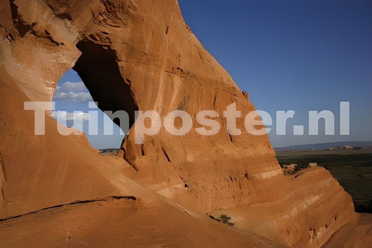 Canyon met gat in rotsen en blauwe lucht