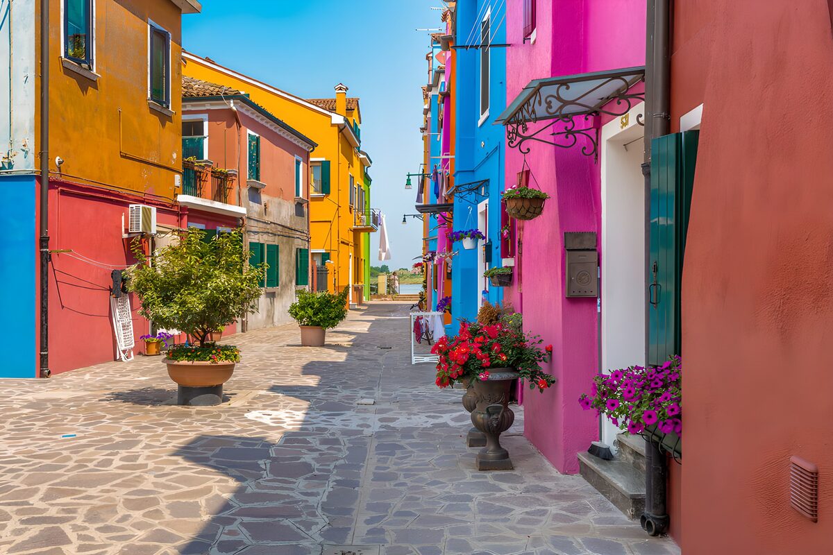Kleurrijke straat in Burano
