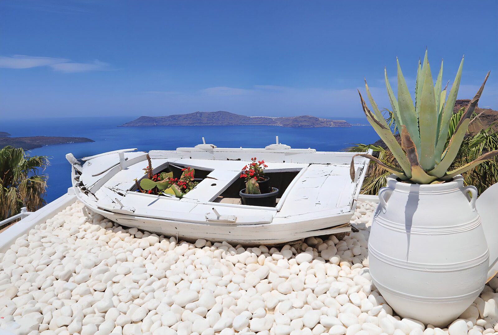 TP38525: Bloemboot met uitzicht op zee in Santorini