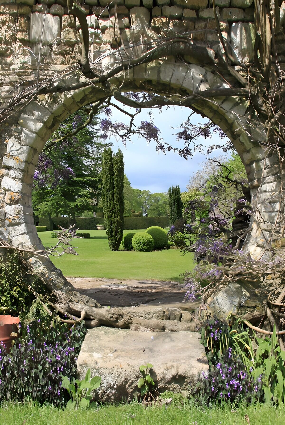 TP83738: Oude Engelse muur met doorgang en doorkijk op tuin