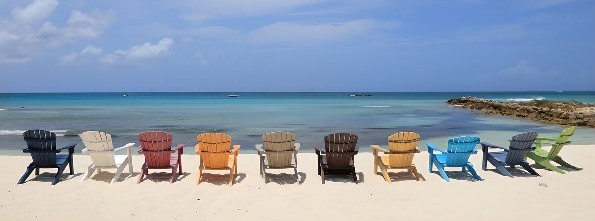 Kleurrijke stoelen aan het strand