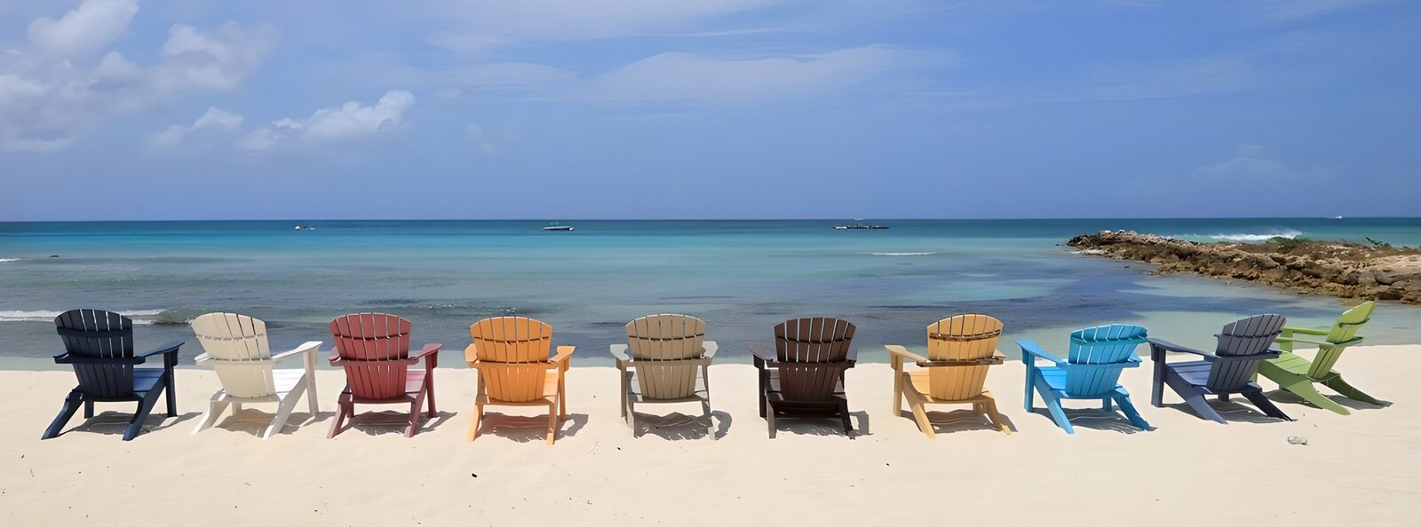 TP33642: Kleurrijke stoelen aan het strand