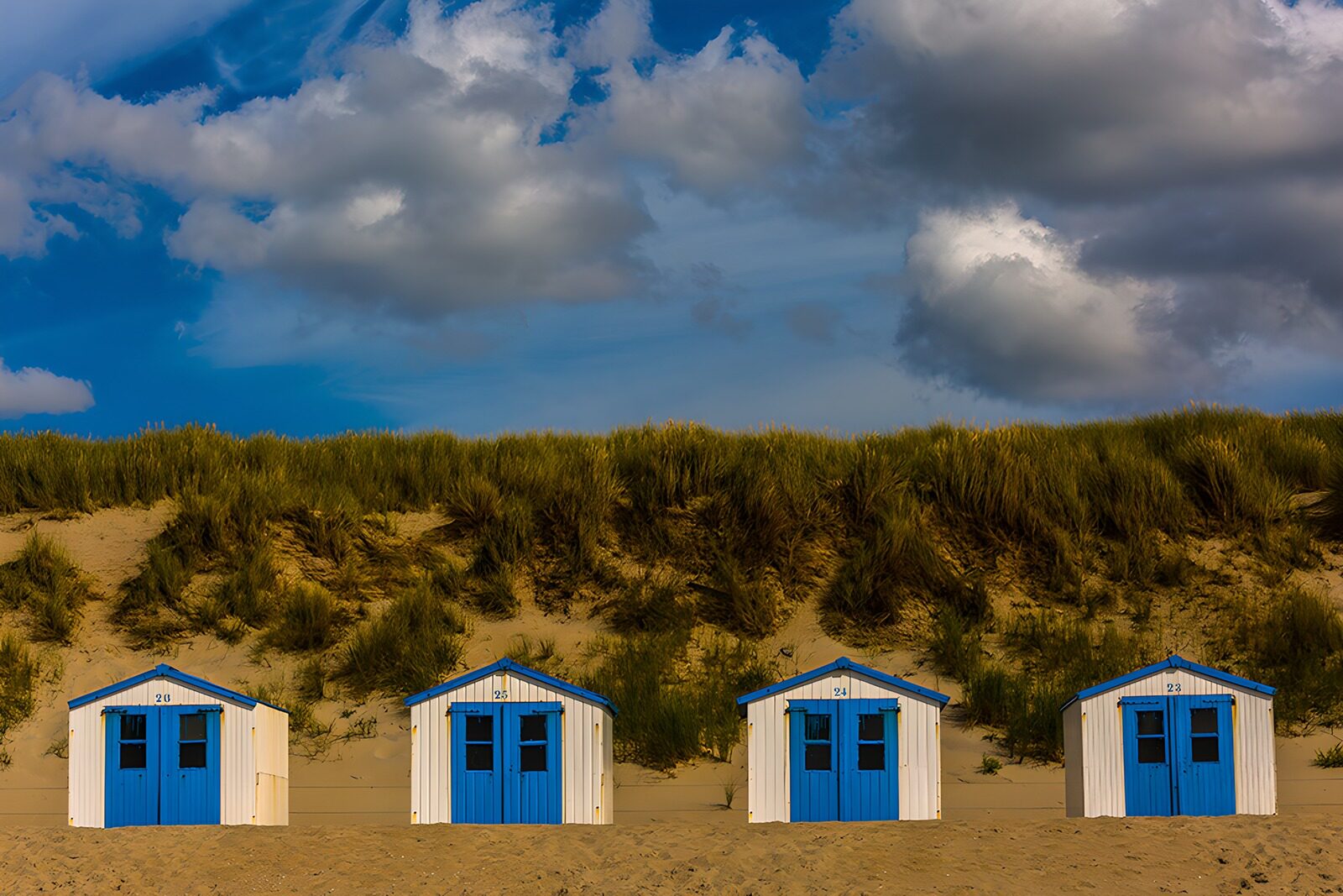 TP14835: Strandhuisjes op het strand met op de achtergrond duinen