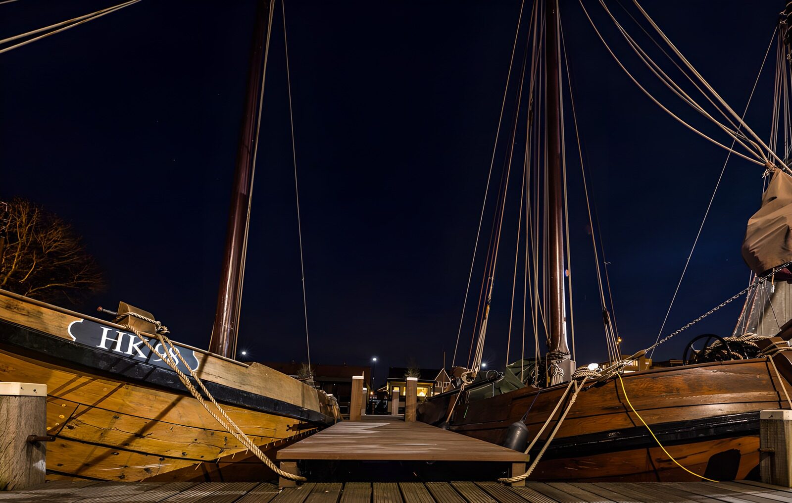 TP30565: Nachtelijk havenzicht met schepen