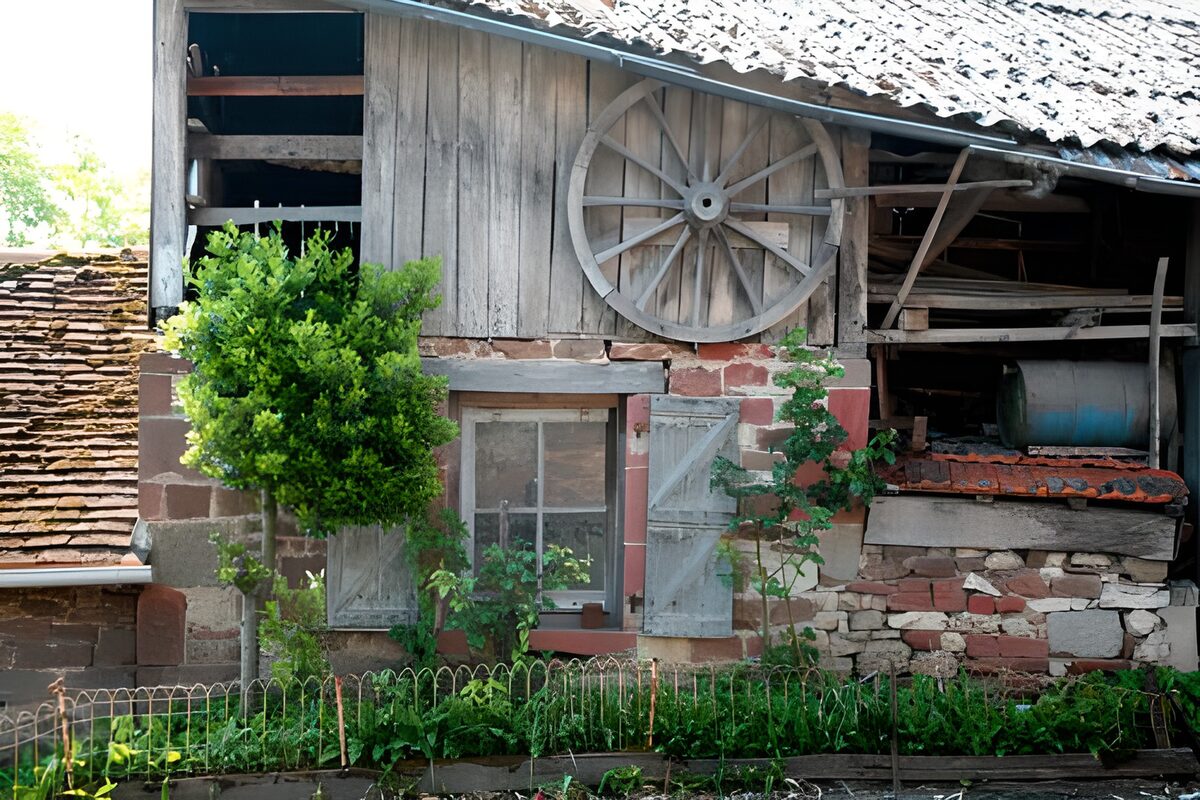Oude Franse boerderij met oude wiel en luikjes etc. Versie 2