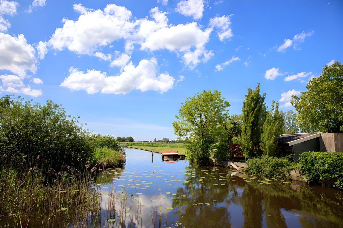 TP59533: Rustige waterweg onder een blauwe lucht