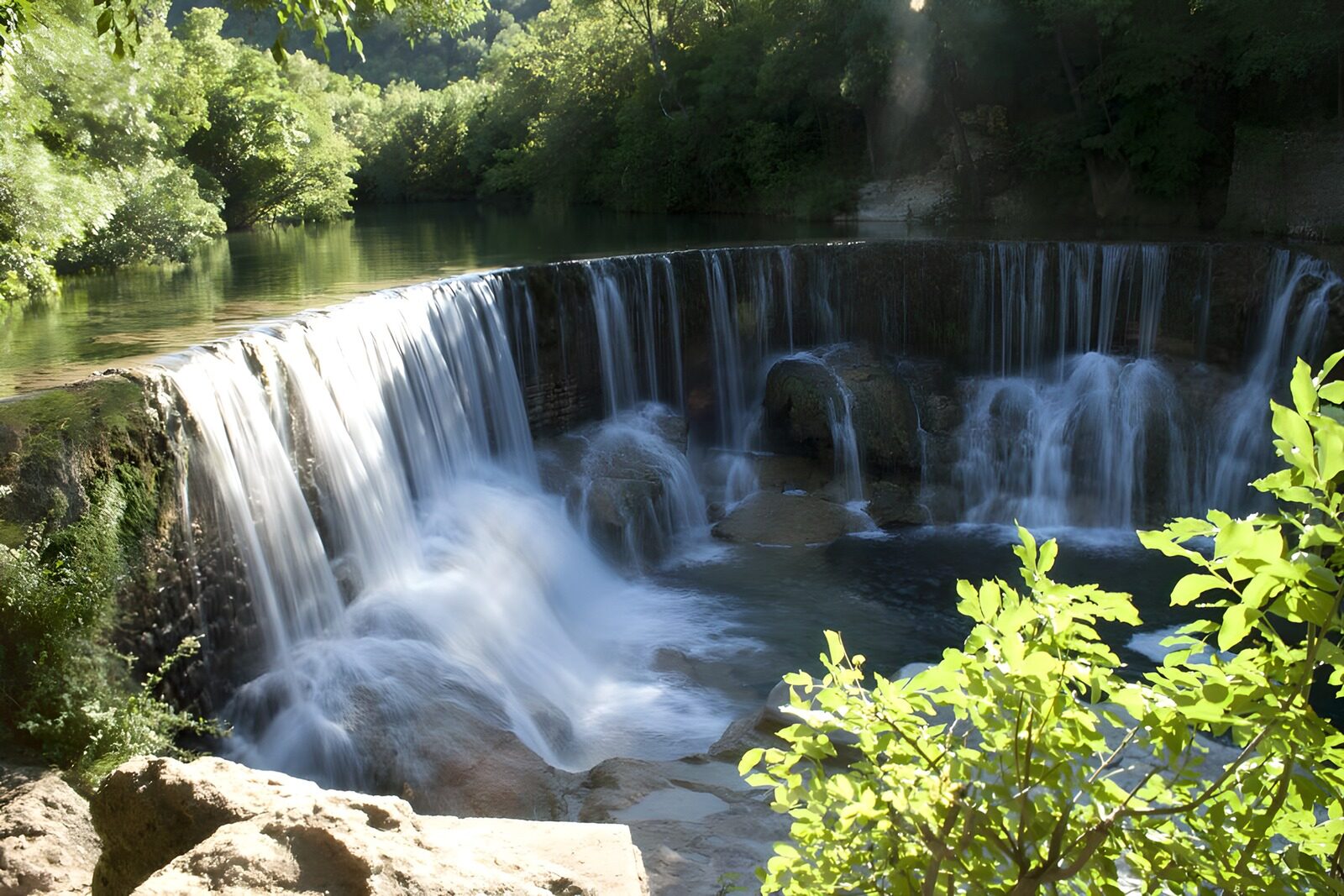 TP48843: Waterval in een weelderige omgeving
