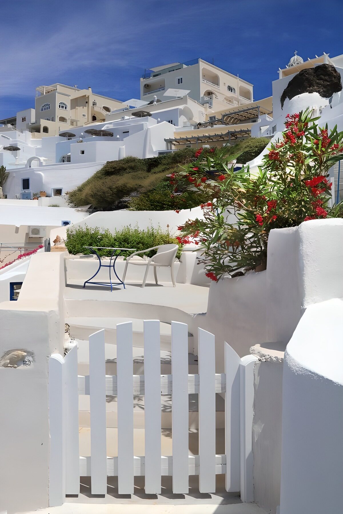 Sfeervolle binnenplaats in Santorini