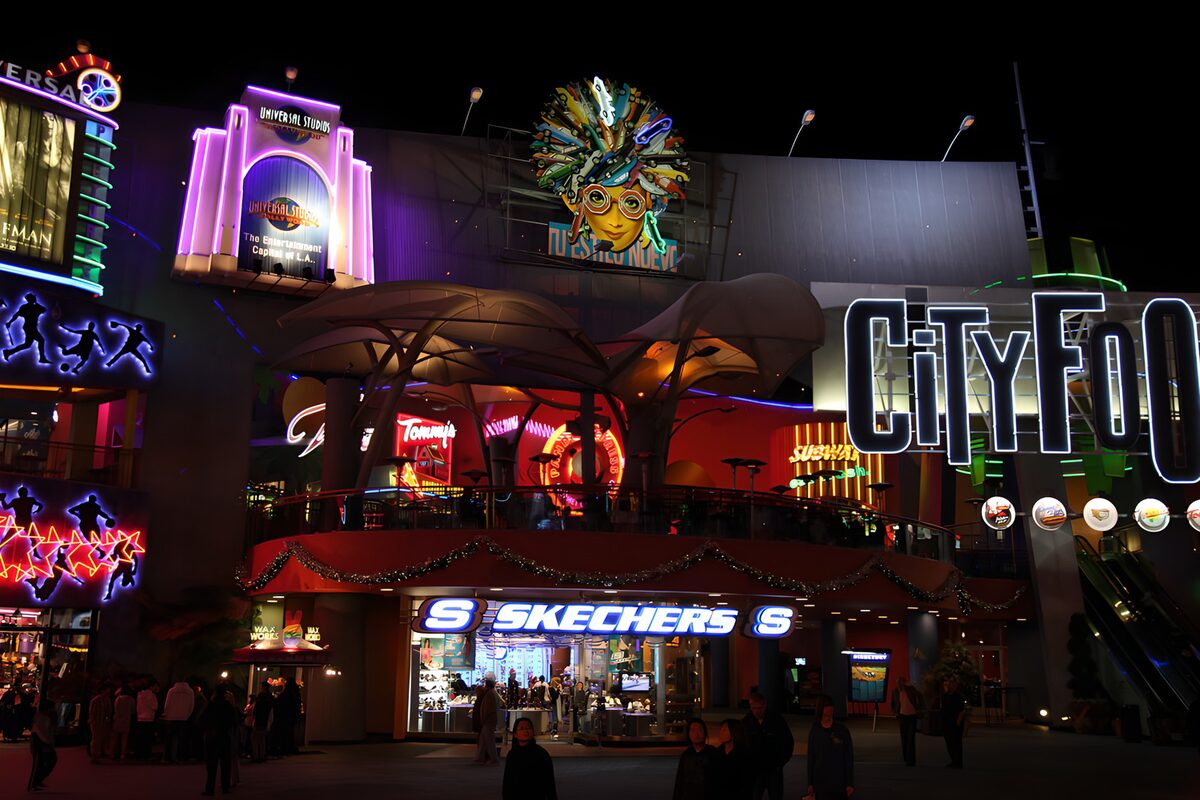 Verlichte gevel van CityWalk bij nacht