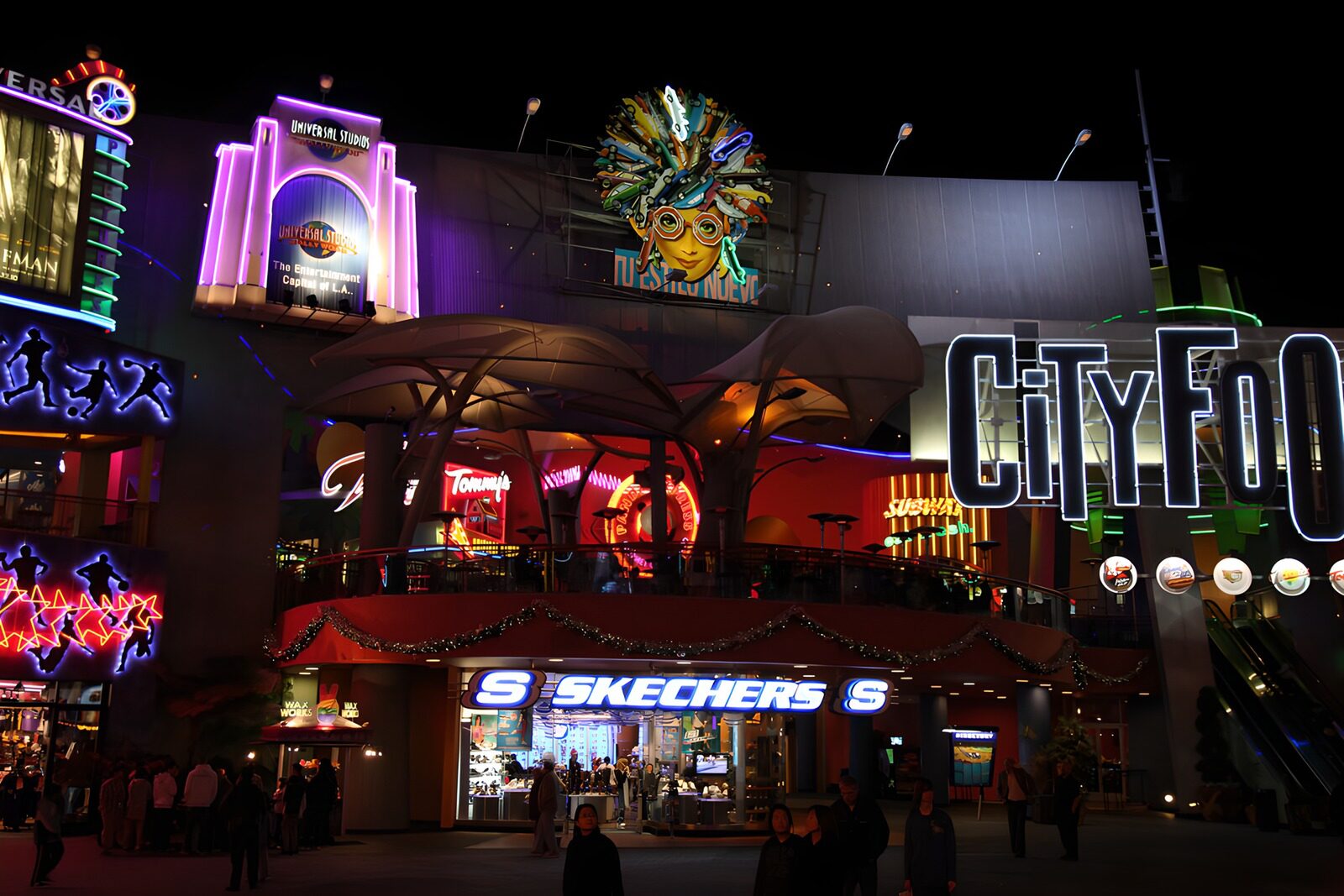 TP80275: Verlichte gevel van CityWalk bij nacht