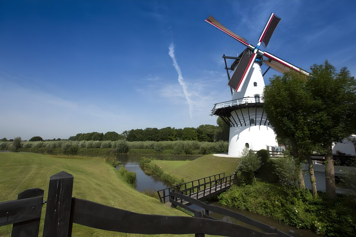 TP47135: Witte molen langs een vaart,