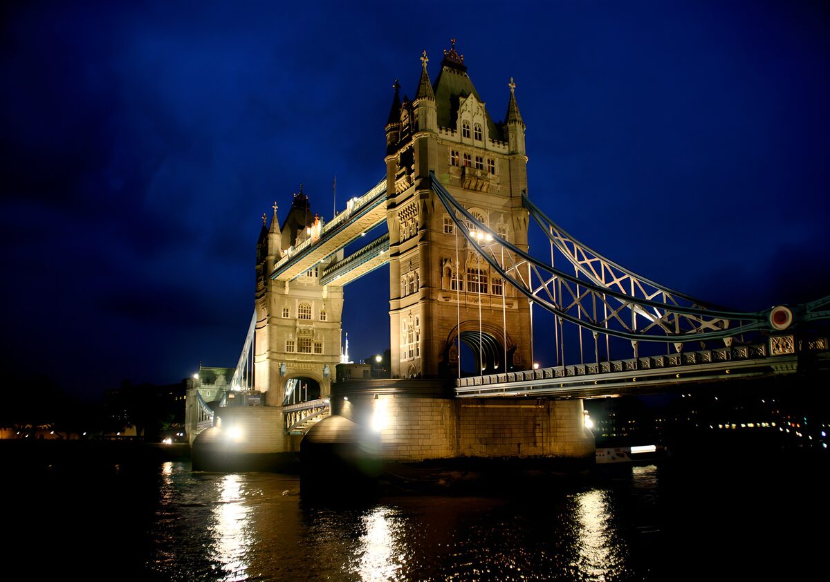 De Tower Bridge bij nacht