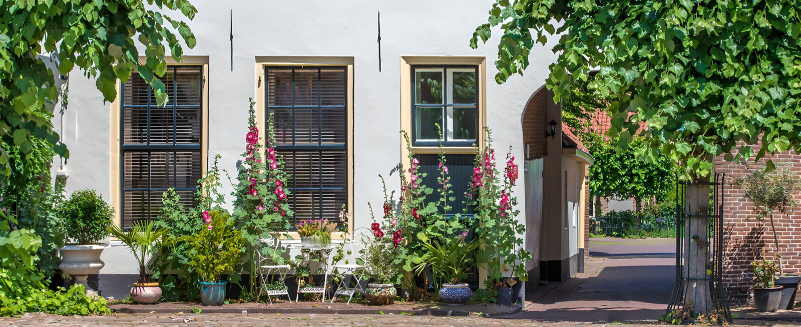 TP87916: Bloeiende Binnenplaats in de Zomer