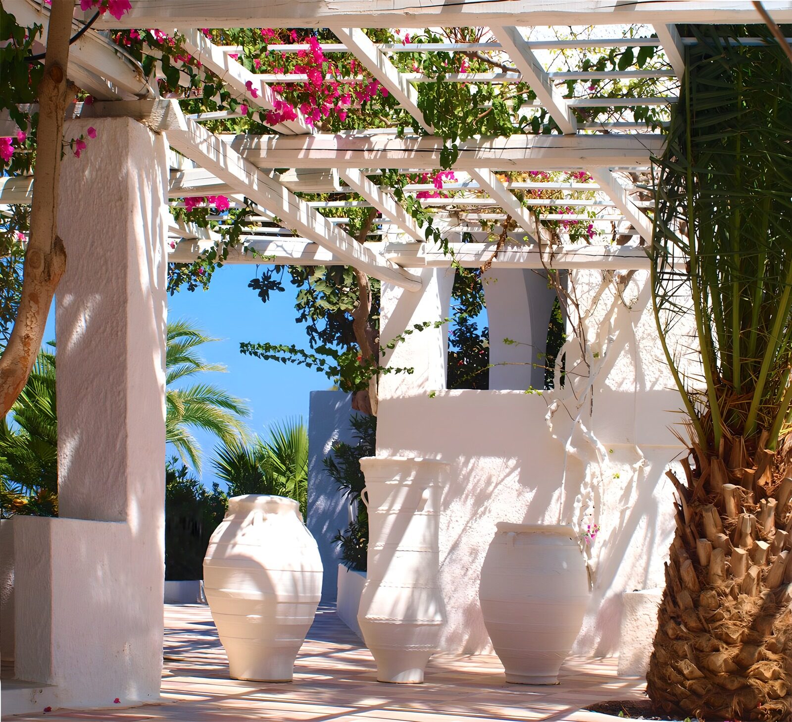 TP92032: Prachtige pergola met bloemen en potten