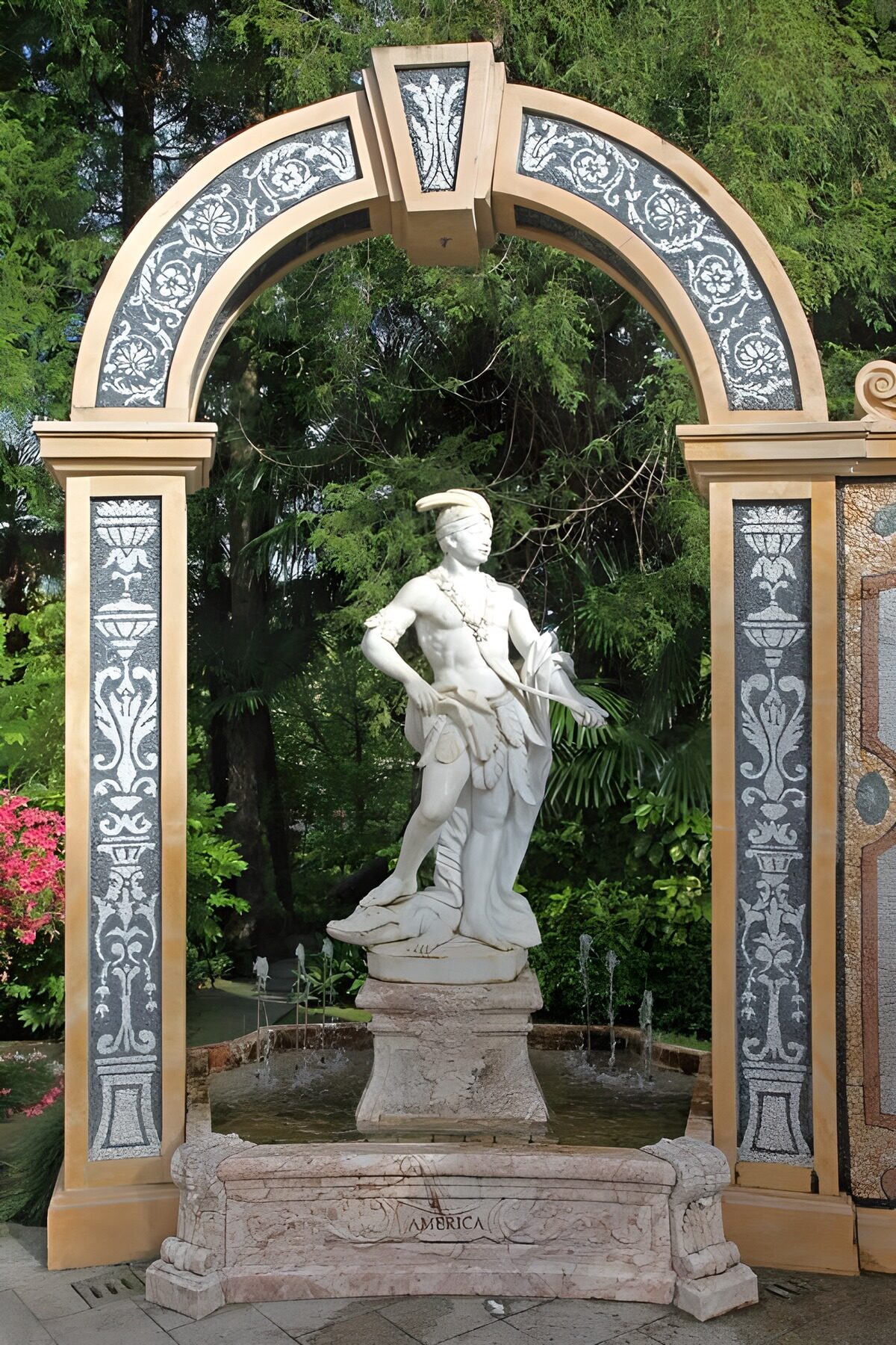 TP88802: Beeldhouwwerk van een Indigene figuur