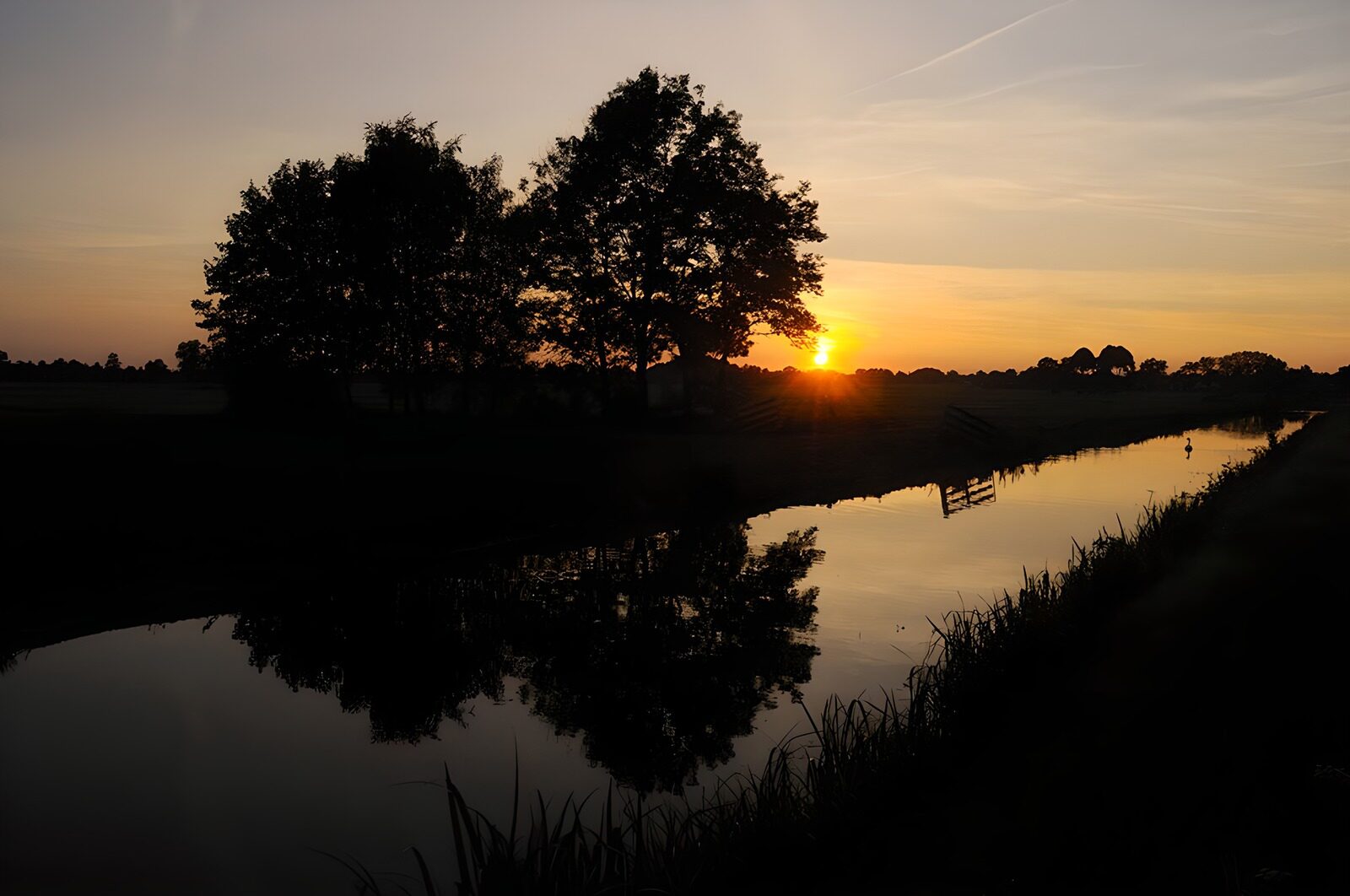 TP67827: Zonsopgang boven een rustige rivier