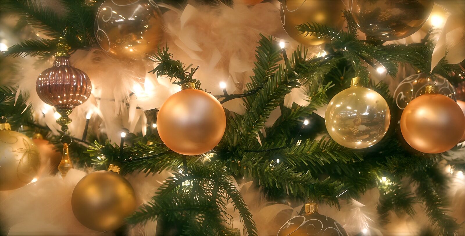 TP59640: Goudkleurige kerstballen in boom met veren