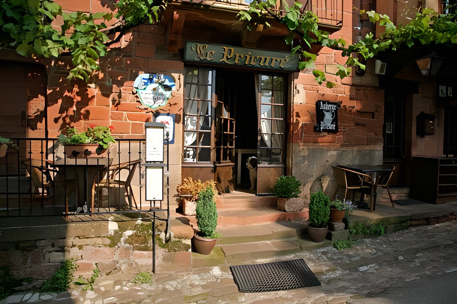 TP54403: Middeleeuws Frans restaurant met terrasje