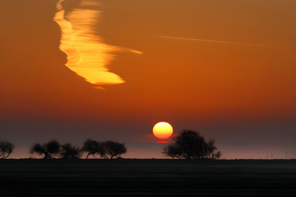 Prachtige zonsondergang met wolken