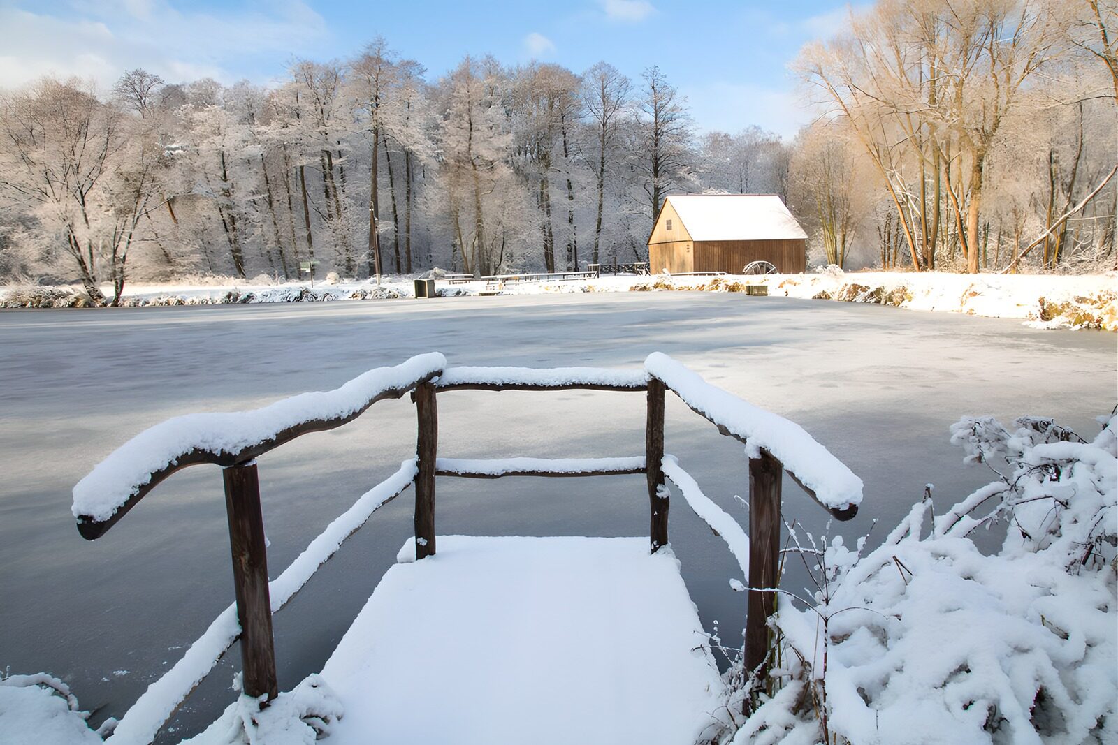 TP59483: Sneeuwlandschap bij een bevroren vijver