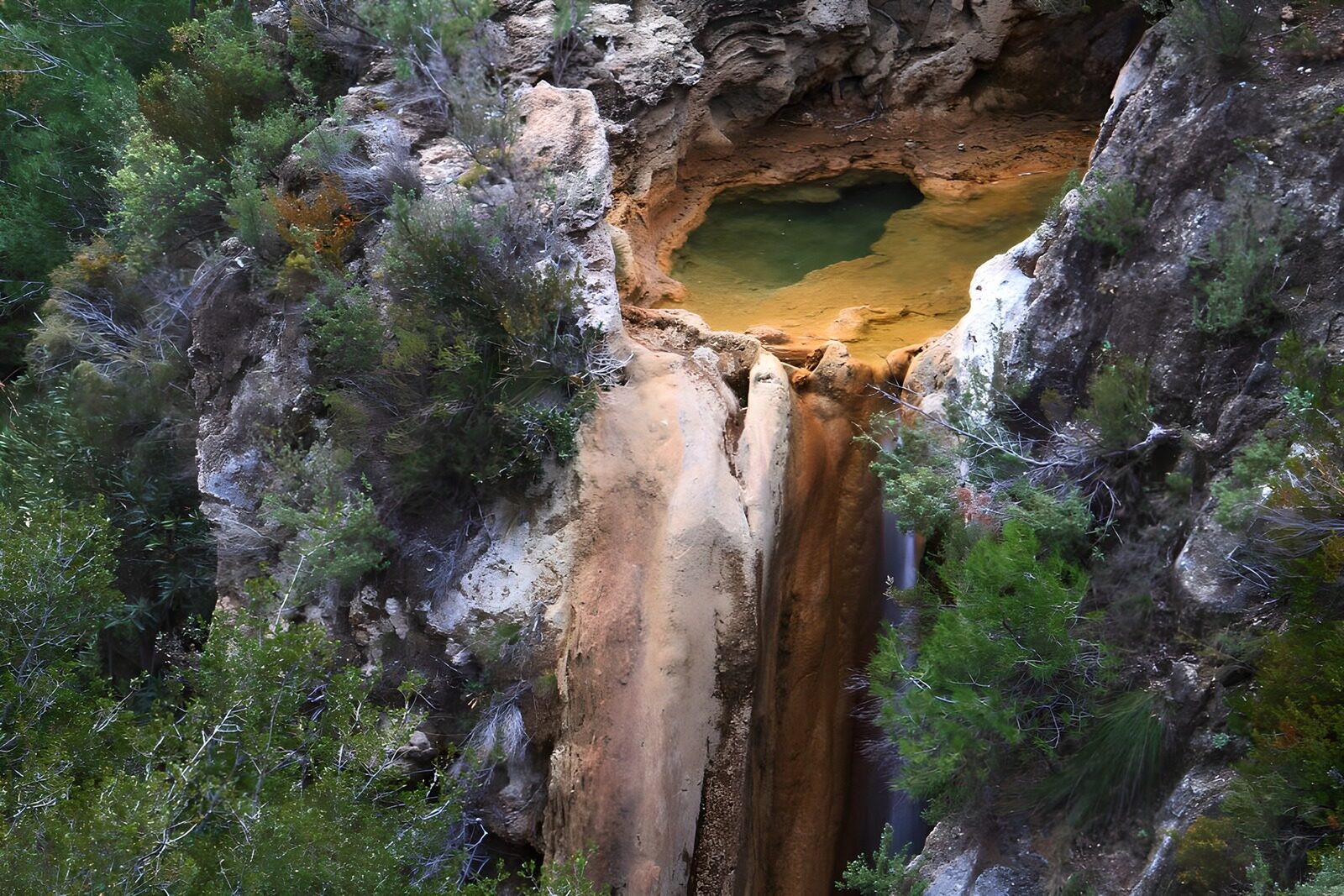 TP11960: Natuurlijke waterval van helder water