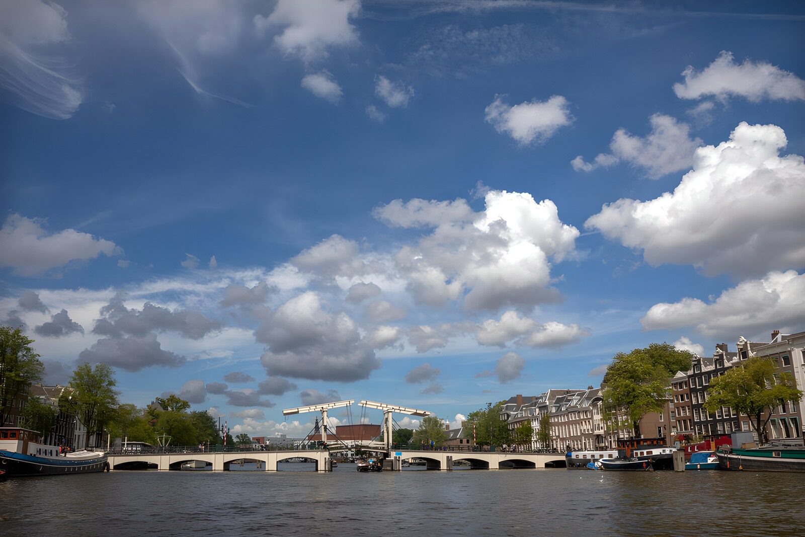 TP89058: Amsterdamse Bruggen en Wolken