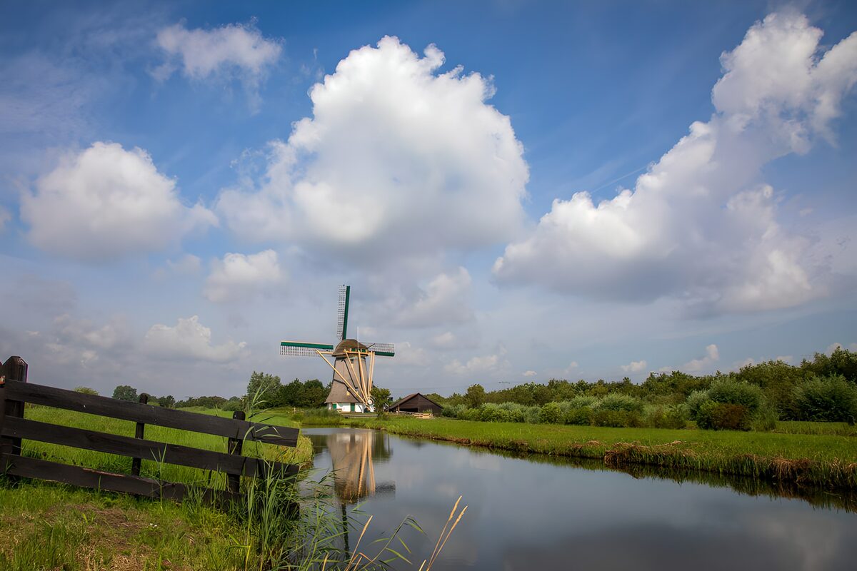 TP98236: Typische Nederlandse molen bij een sloot