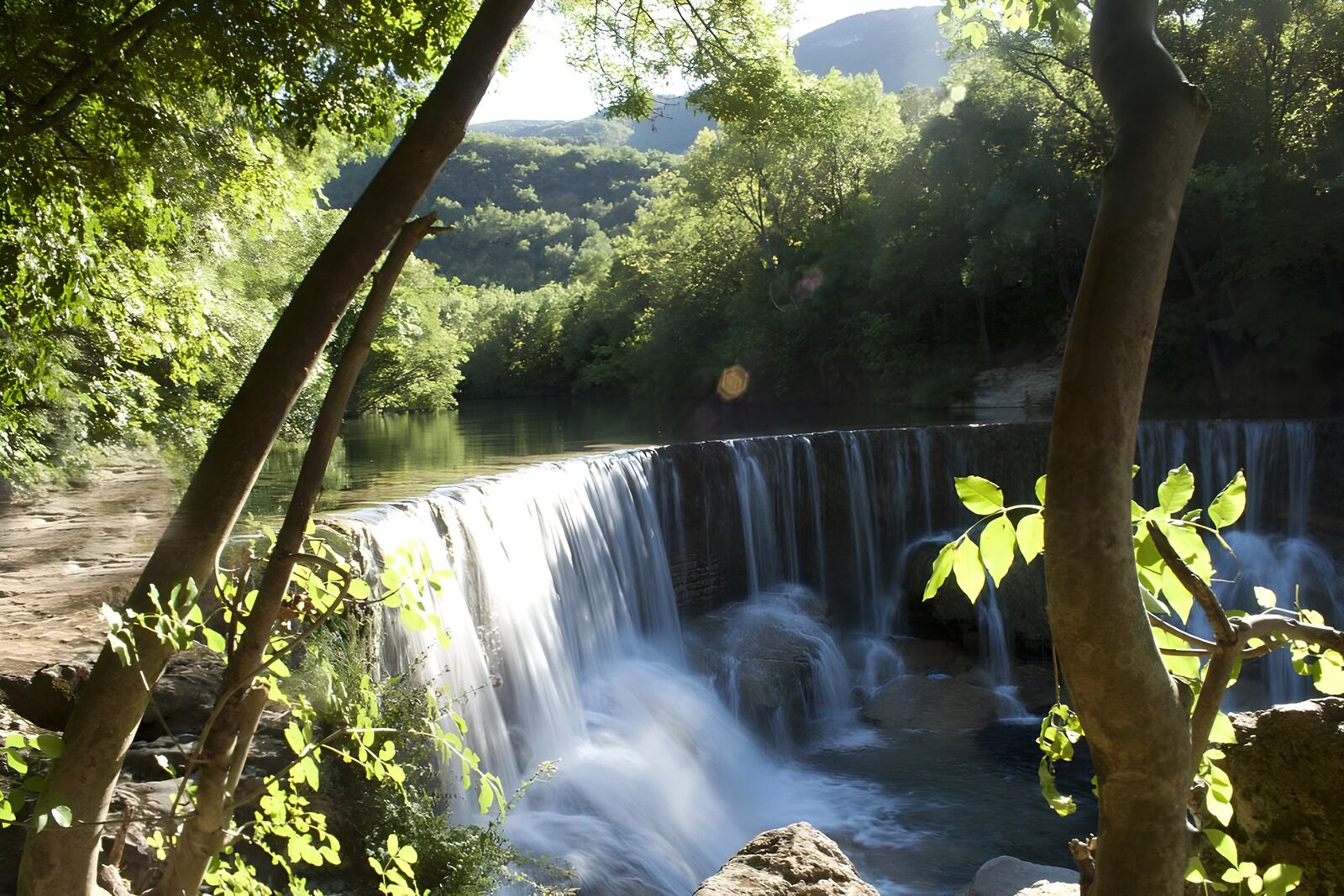 TP39055: Waterval omringd door weelderige natuur