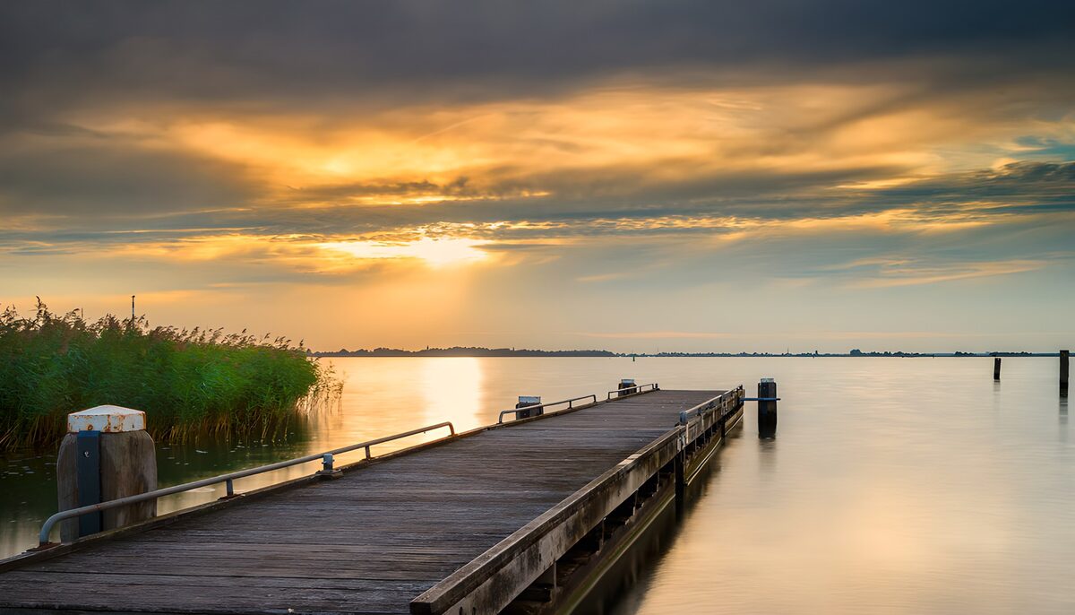 TP75063: Zonsopgang boven het rustige water