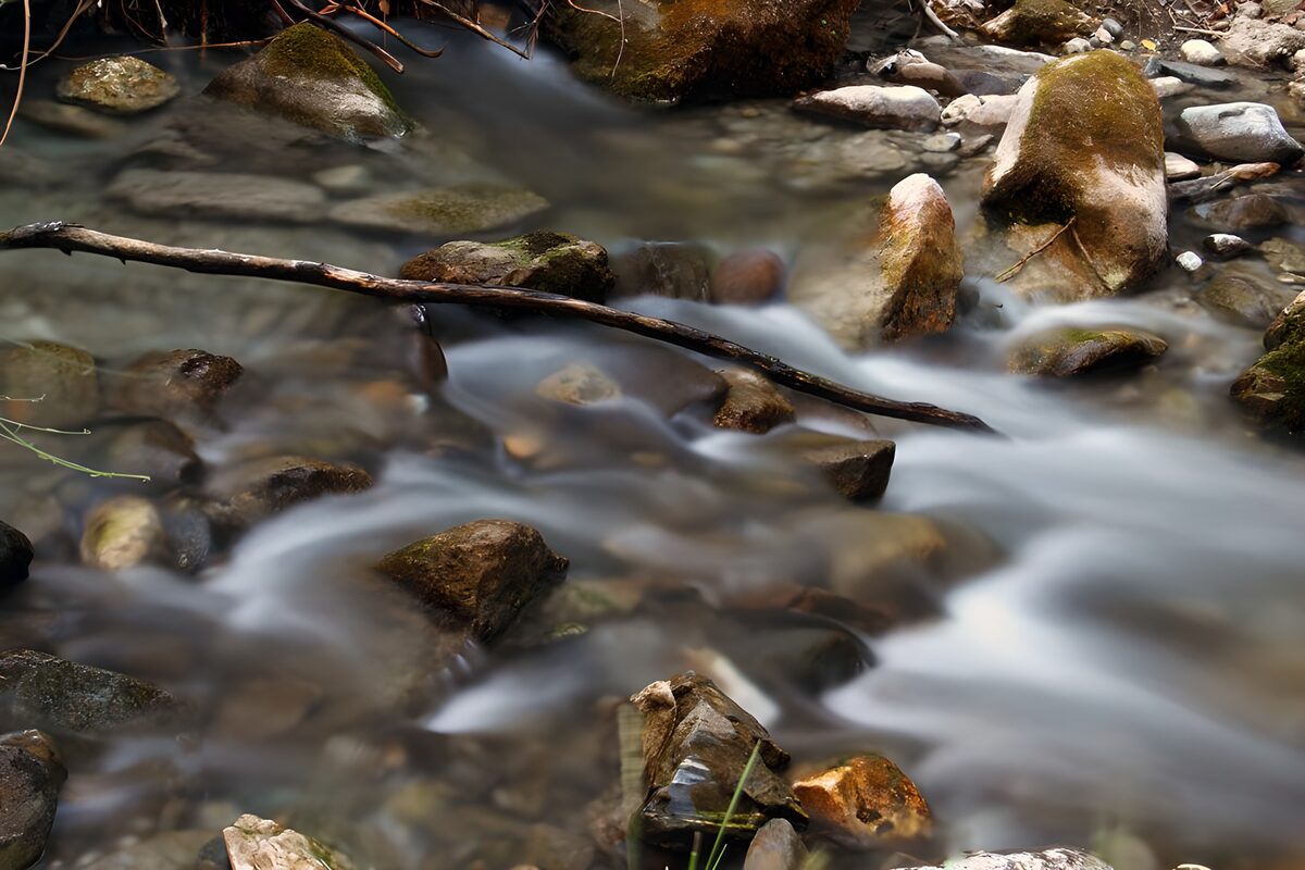 TP40642: Stromend Water Tussen Rotsen