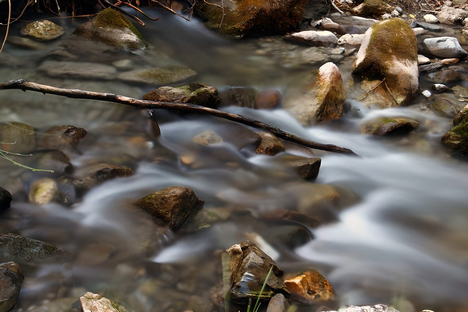 TP40642: Stromend Water Tussen Rotsen