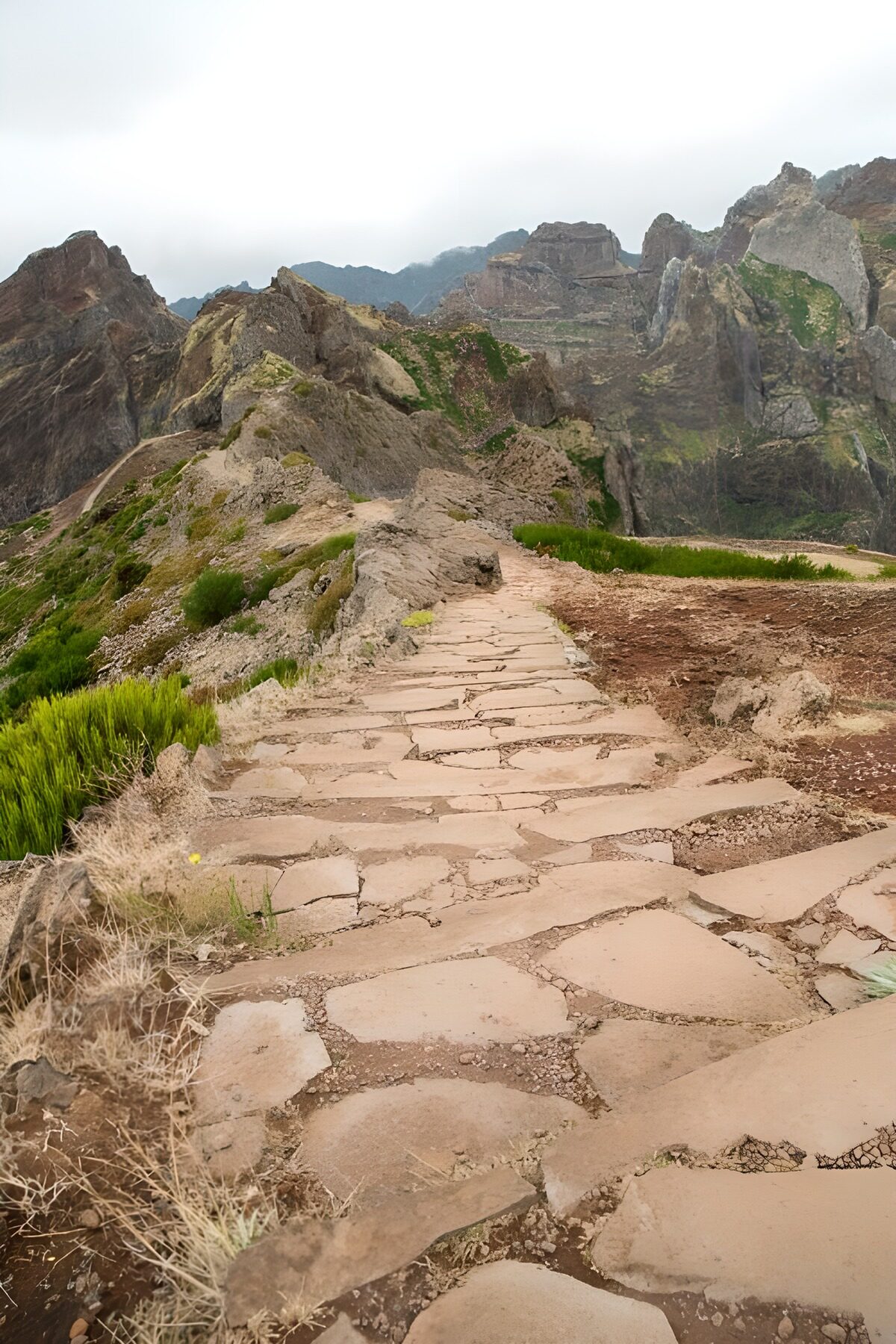 TP48139: Bergpad met uitzicht op de bergen