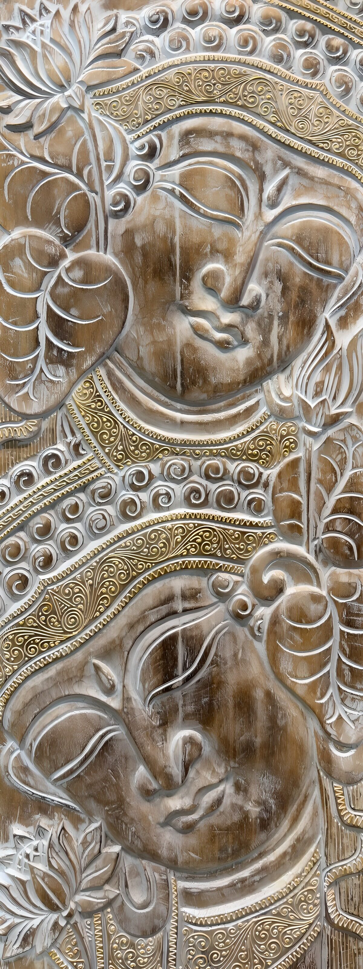 Houtsnijwerk van mediterende figuren