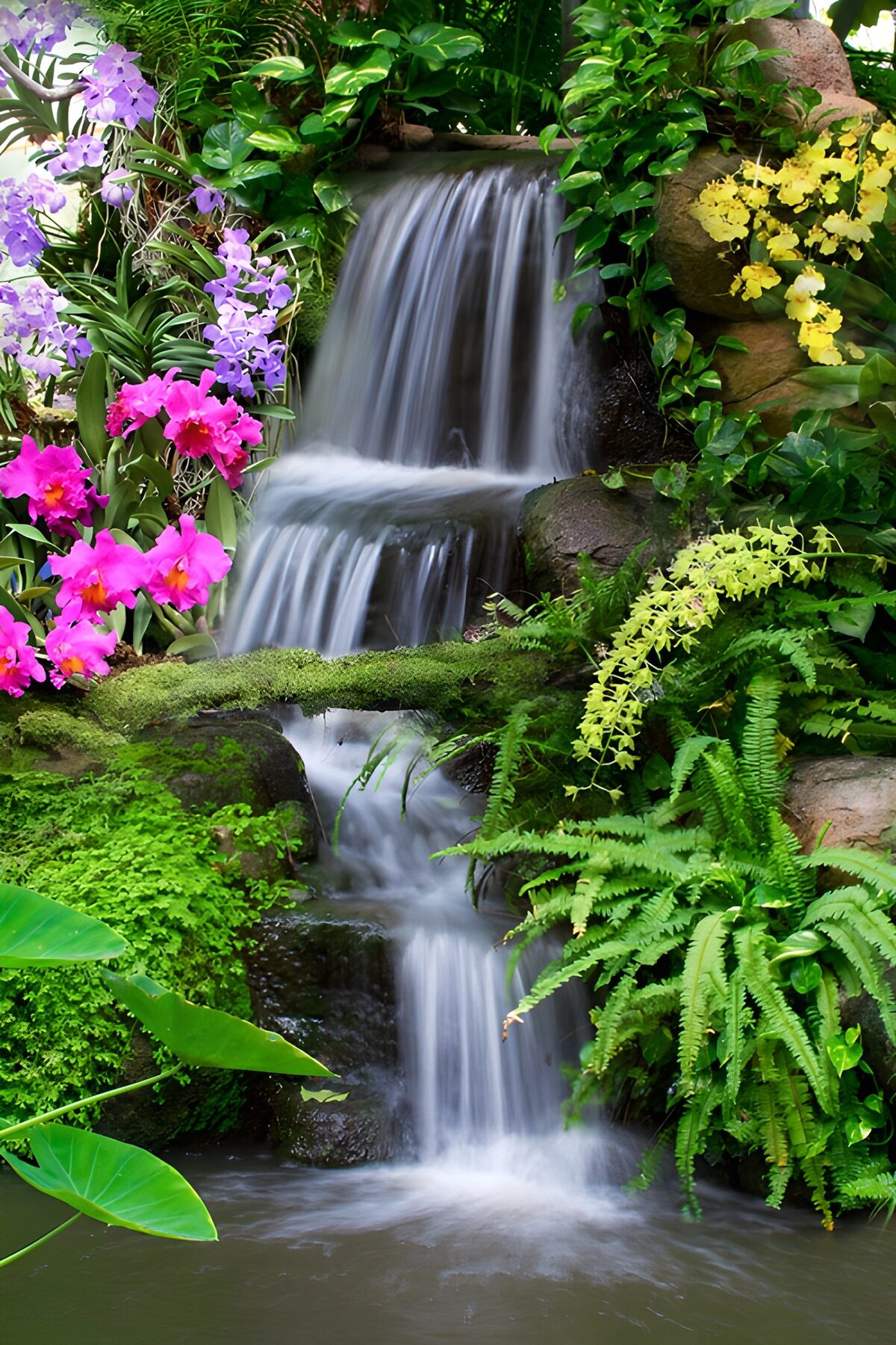 Waterval omgeven door bloeiende planten