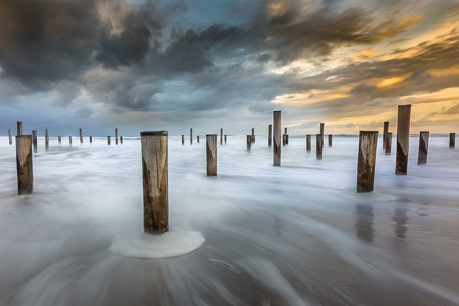 TP43091: Verweerde palen in de zee