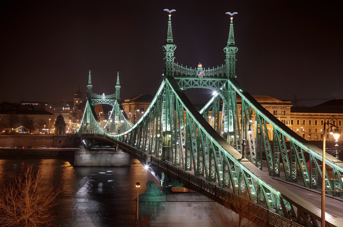 Verlichte Vrijheidsbrug in Boedapest