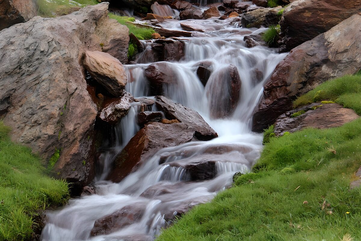 TP59831: Rustige waterval tussen grote stenen
