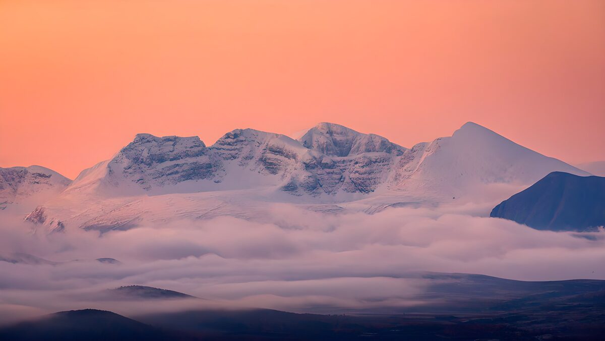Majestueuze bergen in een zachte gloed